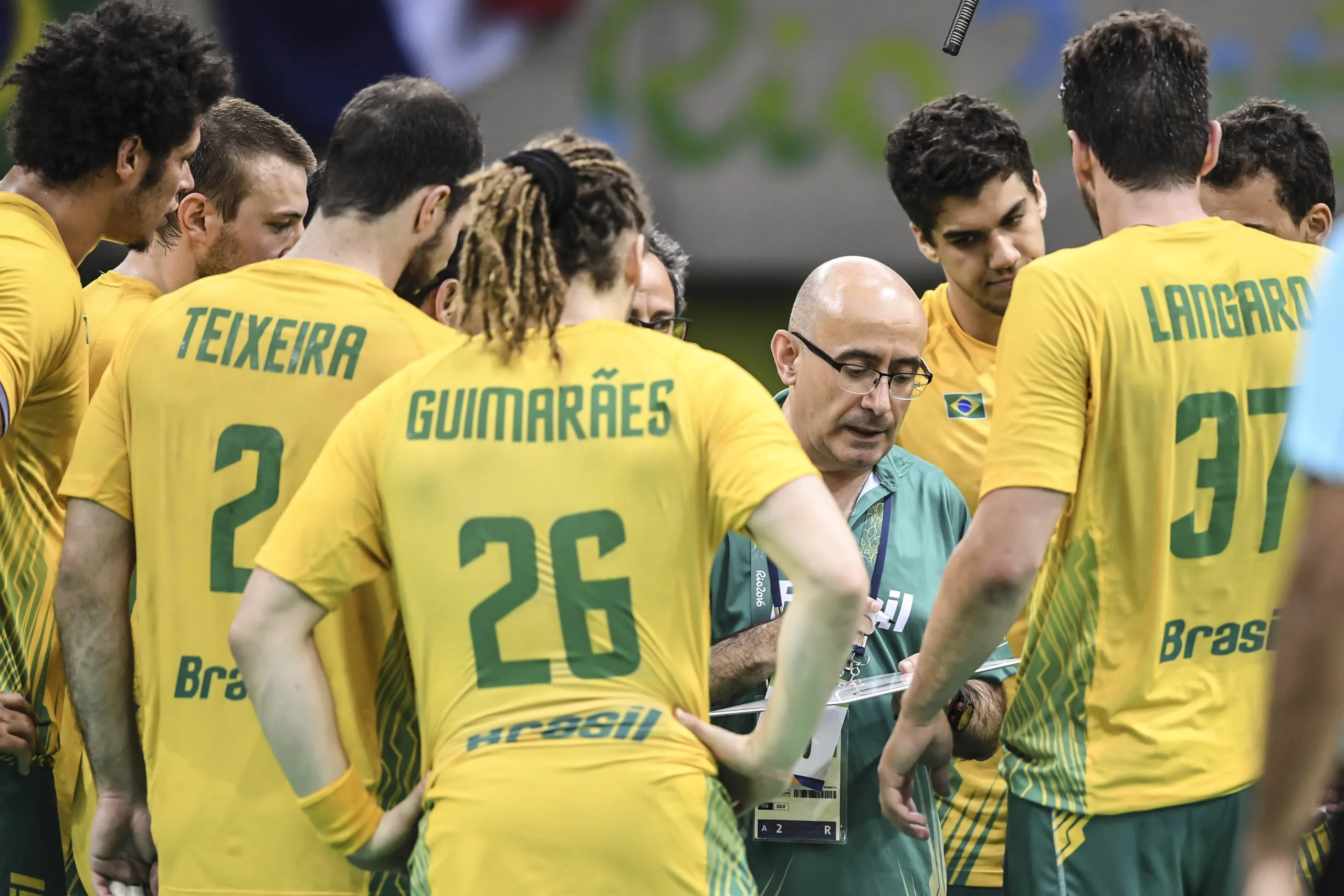 Brasil equilibra o jogo, mas cai para a França nas quartas do handebol masculino