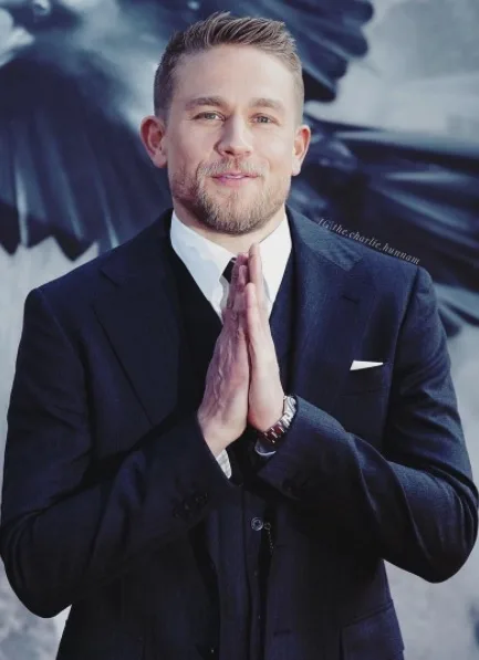 Charlie Hunnam vem a SP para falar de novo filme, 'Rei Arthur'