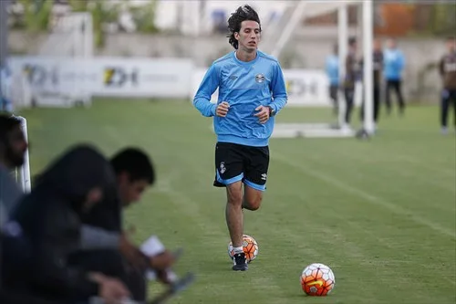 Geromel desfalca treino e Werley é testado como titular no Grêmio