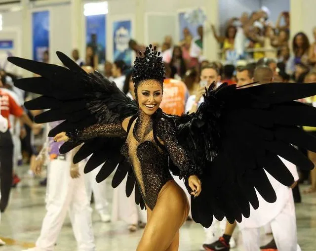 Com fantasia de cisne negro, Sabrina Sato atrai olhares na Sapucaí