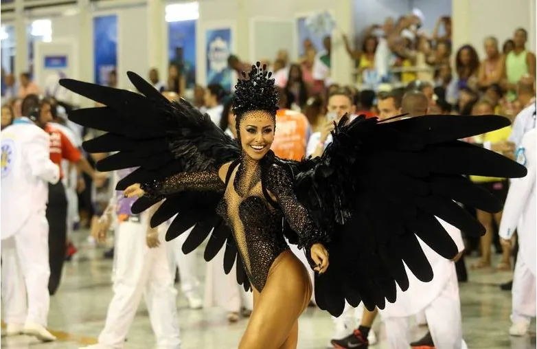 Com fantasia de cisne negro, Sabrina Sato atrai olhares na Sapucaí