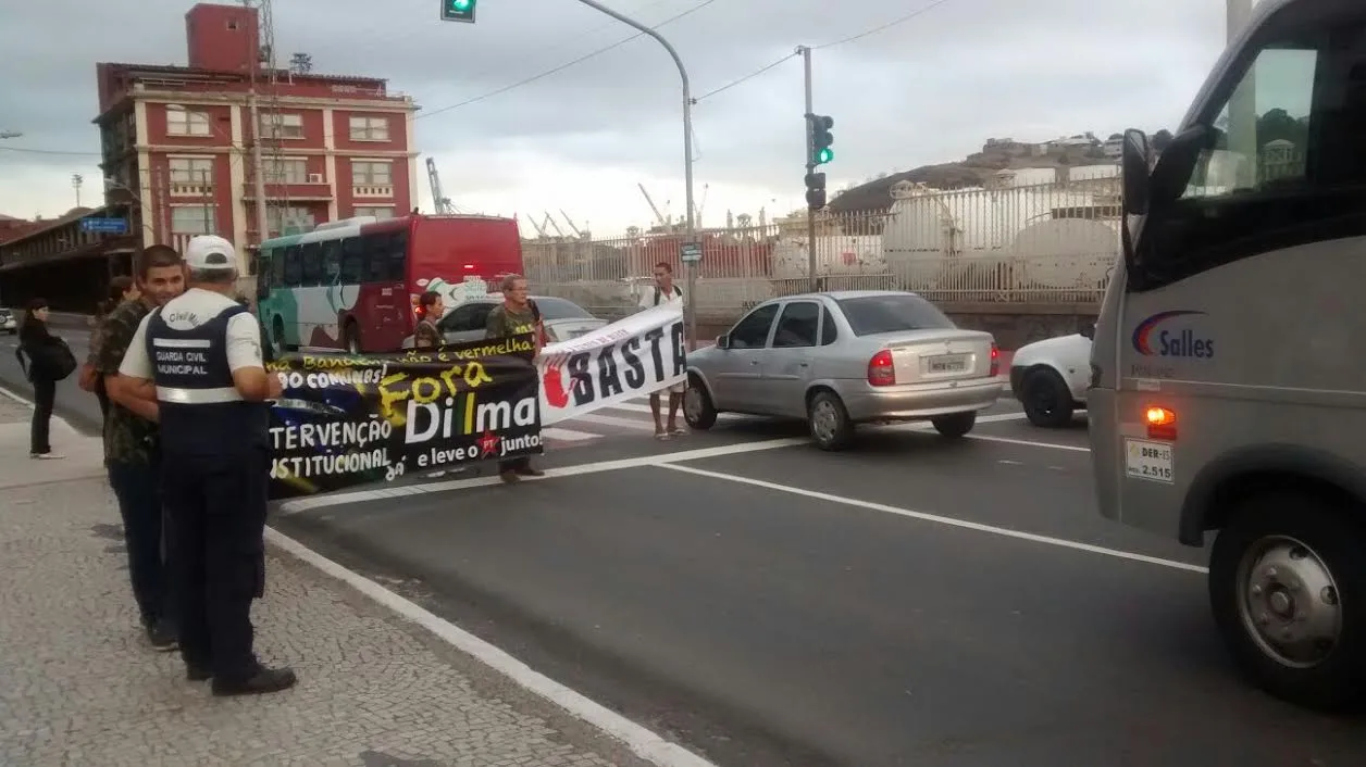 Protesto contra Dilma deixa trânsito tumultuado no Centro de Vitória