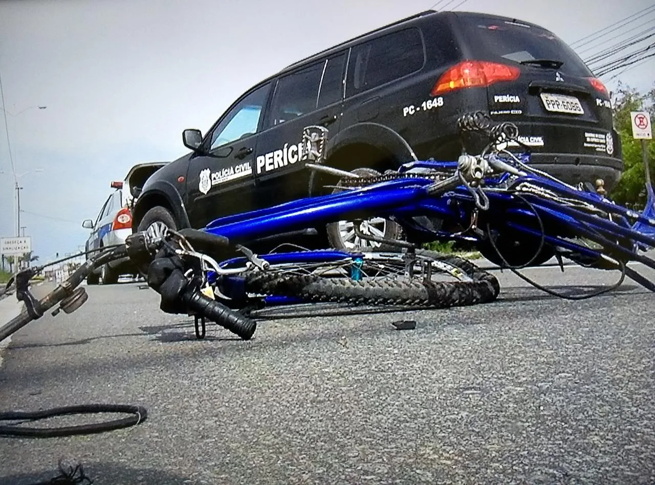 Carro atropela e mata ciclista na Avenida Carlos Lindenberg, em Vila Velha