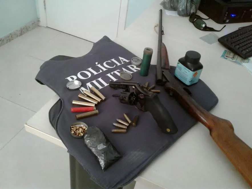 Polícia Militar cumpre mandado e apreende duas armas de fogo em Pancas