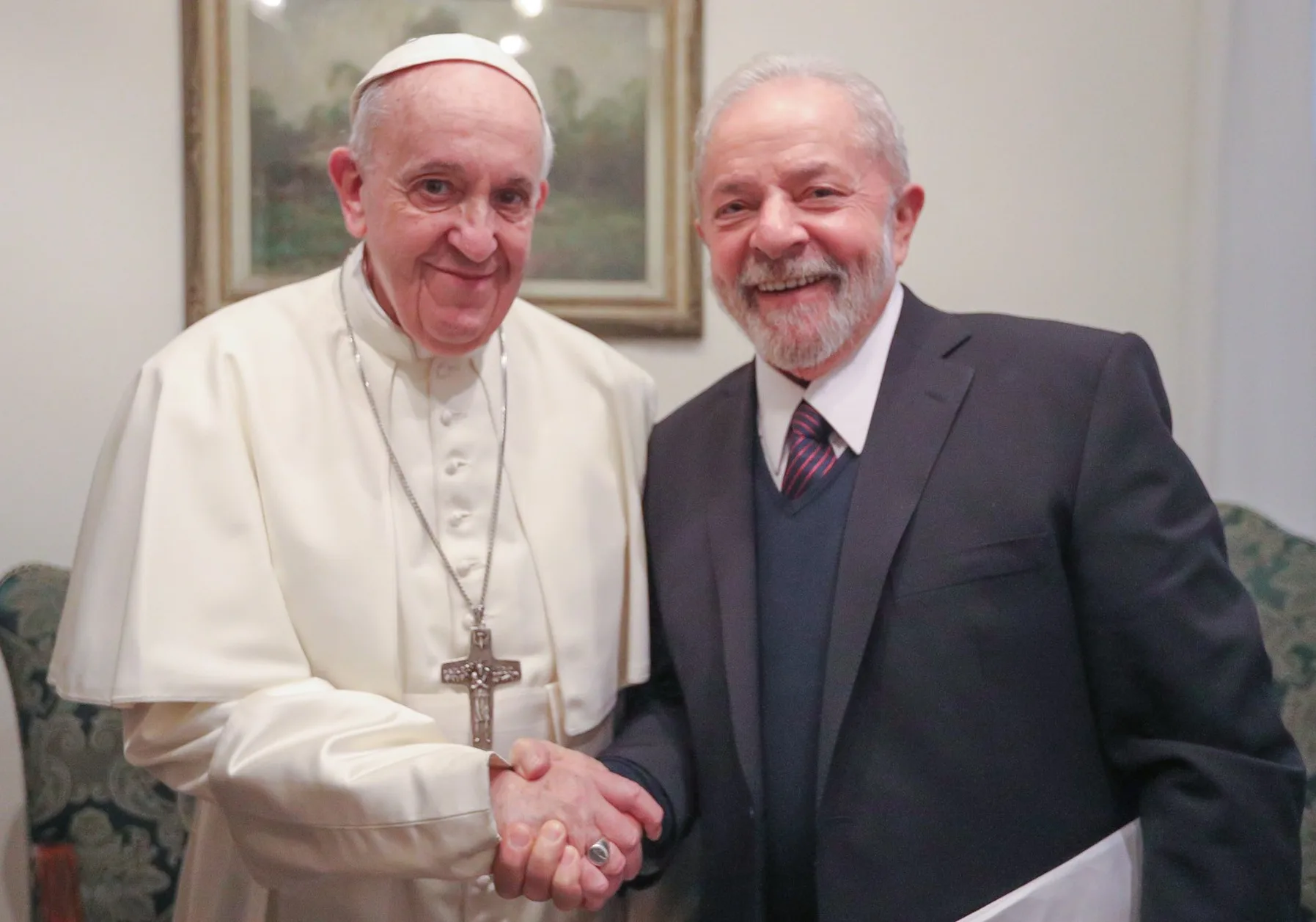 Apoiadores de Lula se manifestam após encontro do ex-presidente com o Papa Francisco