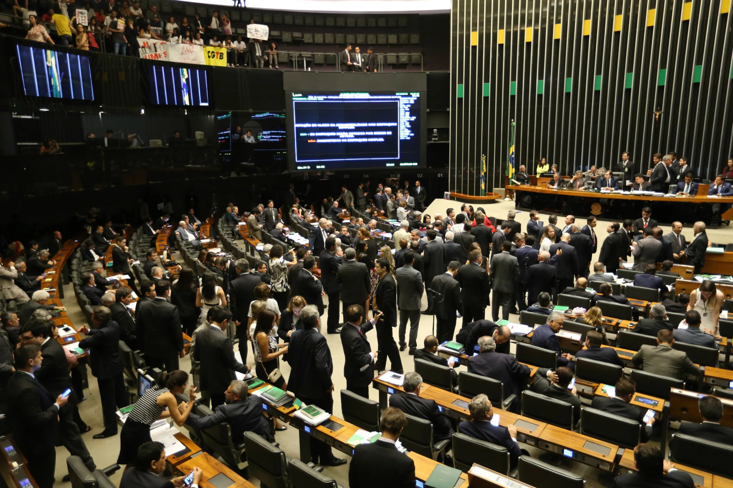 Brasília – A PEC 241, que limita o Teto dos Gastos Públicos é aprovada em 2º turno na Câmara, e o relator, deputado Darcísio Perondi, comemora (Fabio Rodrigues Pozzebom/Agência Brasil)