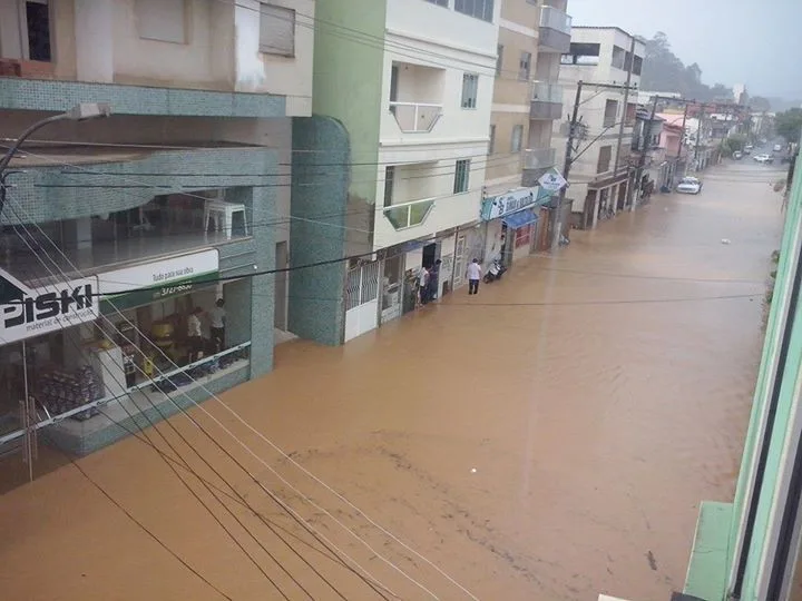 Chuva alaga ruas e causa transtornos para moradores de São Gabriel da Palha