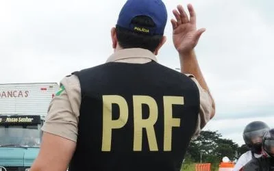 Casal morre após motociclista bater em traseira de caminhão na BR 101 na Serra