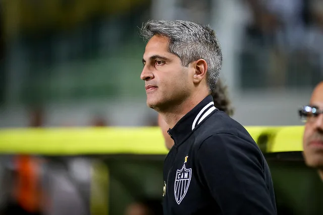 Diretor do Atlético-MG pede desculpas por fiasco e garante permanência de técnico