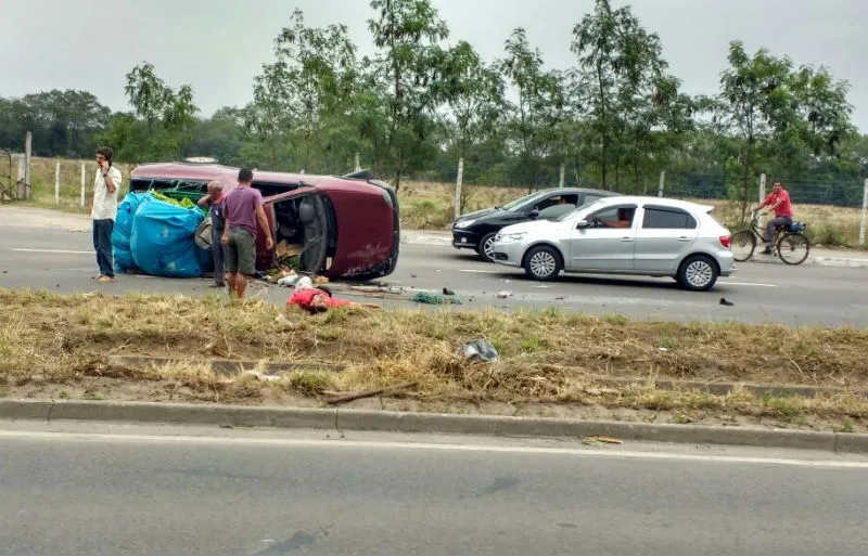 Carro capota e deixa uma pessoa ferida na Rodovia Darly Santos em Vila Velha