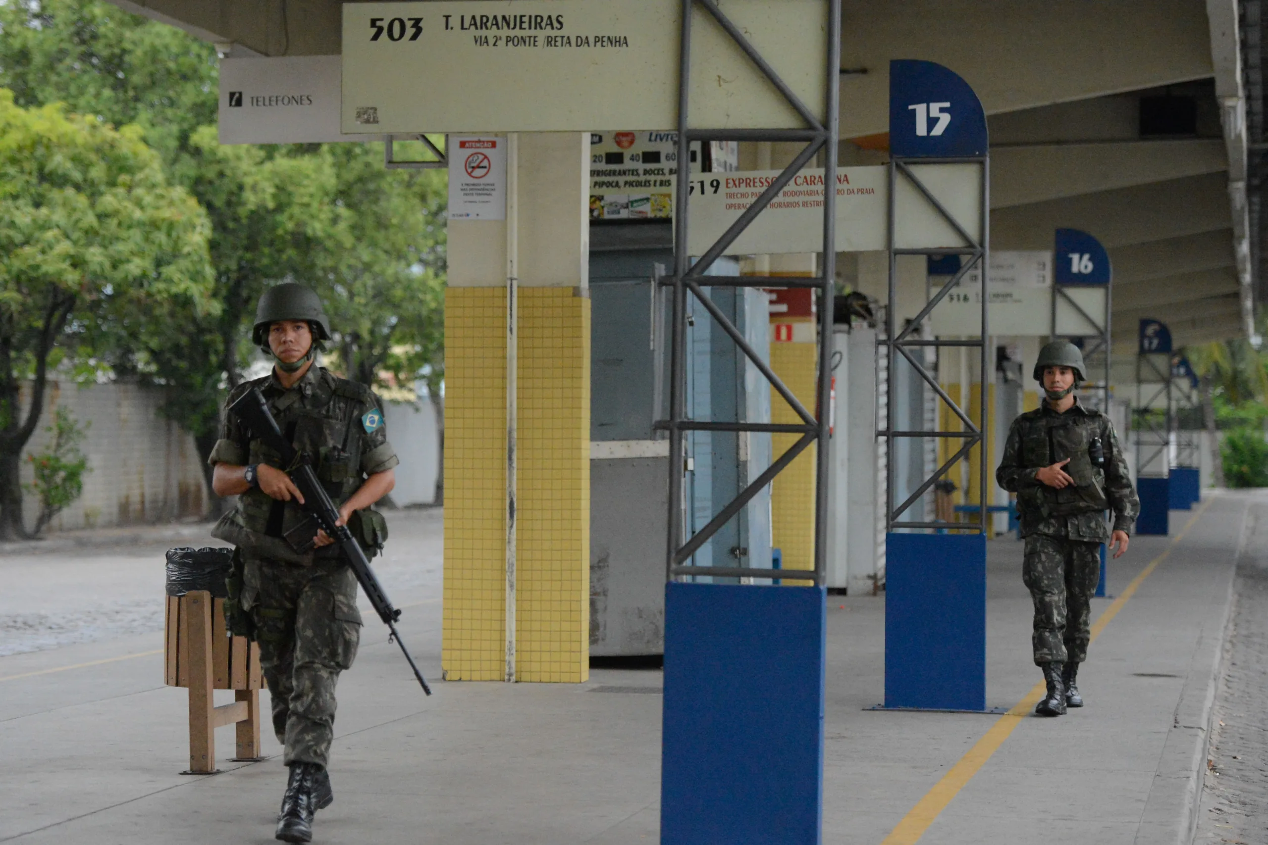 Vila Velha (ES) – Soldados do Exército fazem a segurança das ruas e dos terminais rodoviários vazios em Vila Velha, região metropolitana de Vitória (Tânia Rêgo/Agência Brasil)