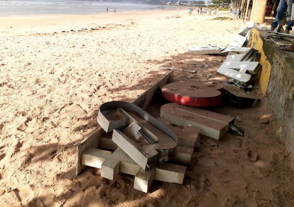 VÍDEO | Homem é flagrado destruindo letreiro em Praia Grande e acaba detido