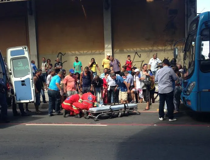 Idosa atravessa fora da faixa e acaba atropelada por ônibus no Centro de Vitória