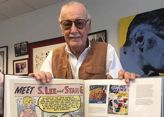 Com estátuas do Homem-Aranha autografadas, casa de Stan Lee é colocada à venda