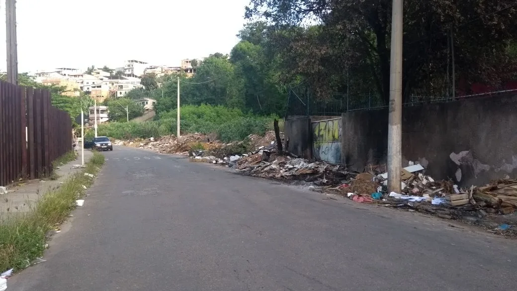 Moradores reclamam que rua em Cariacica é depósito de lixo há pelo menos cinco anos