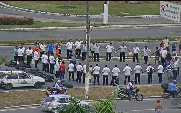 Trabalhadores mantêm protesto na entrada de siderúrgica e trânsito fica lento na Serra