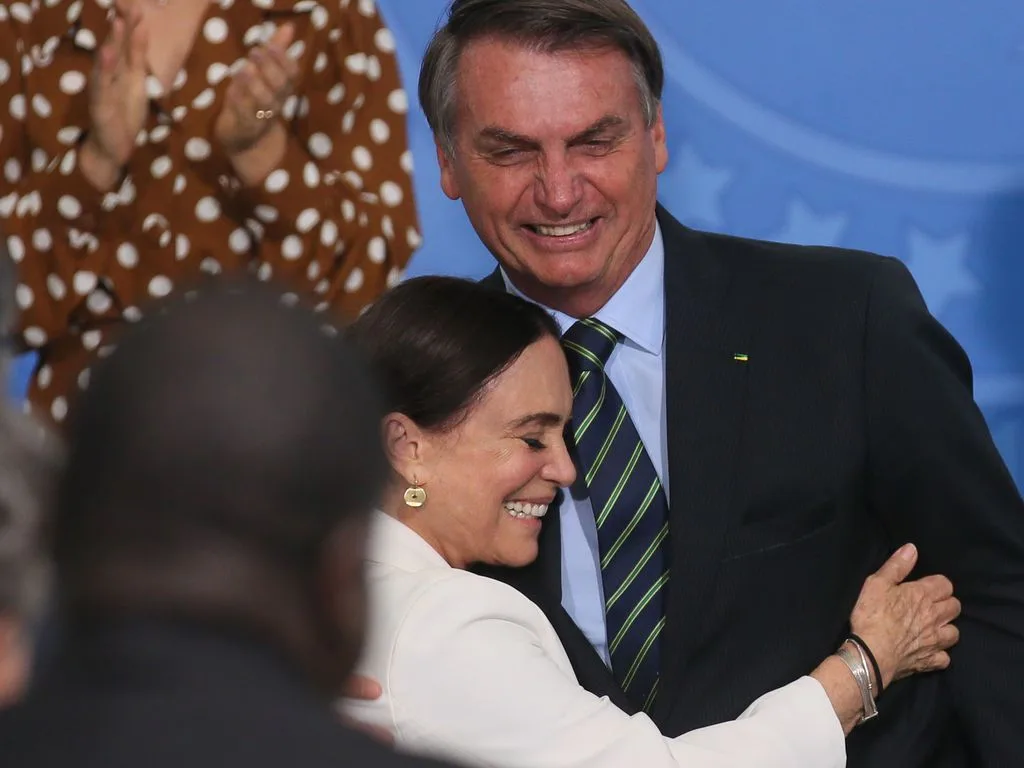 O presidente Jair Bolsonaro dá posse à secretária especial da Cultura do Ministério do Turismo, Regina Duarte