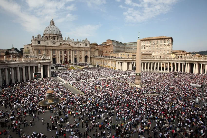 VATICAN CITY, VATICAN – APRIL 24: A general view of St. Peter’s Square during the Easter Mass held by Pope Benedict XVI on April 24, 2011 in Vatican City, Vatican. (Photo by Franco Origlia/Getty Images)