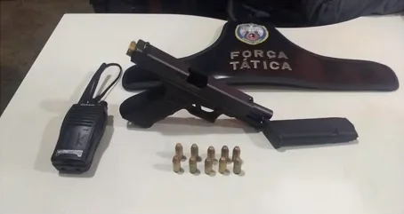 Menor é apreendido com arma de uso restrito após troca de tiros com a polícia em Vitória