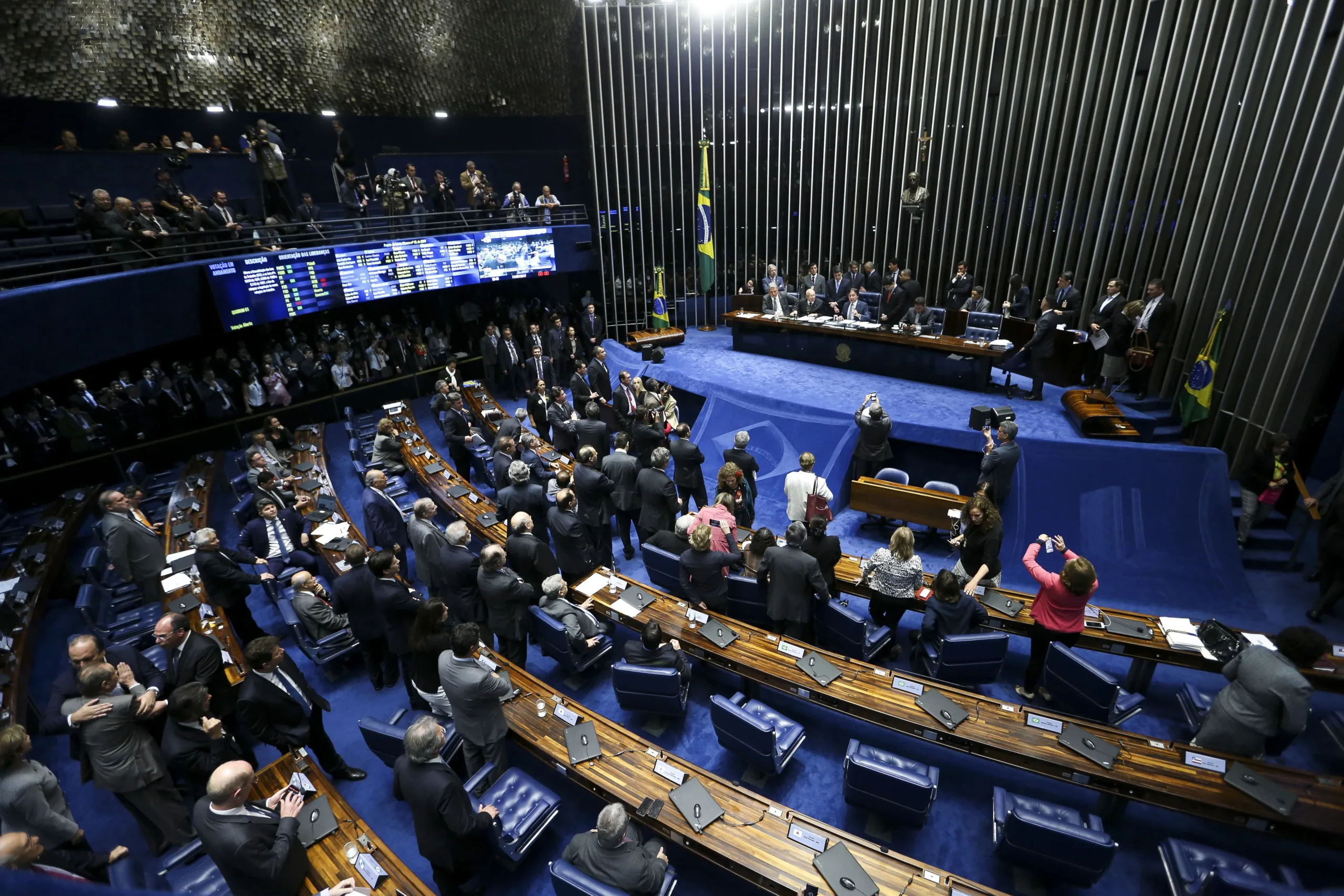 Brasília – Senadoras de oposição deixam a mesa e o presidente do Senado, Eunício Oliveira, retoma a sessão para votação da reforma trabalhista (Marcelo Camargo/Agência Brasil)