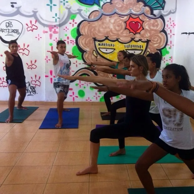 Apresentadora Fernanda Lima dá aulas de Yoga em comunidade carente