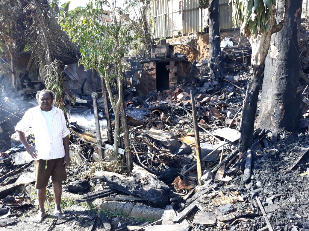 Incêndio destrói casa de aposentado em Cariacica