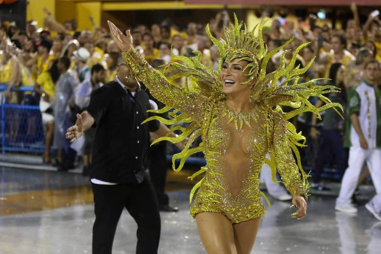 Claudia Leitte desfila sem saudar público do setor 1