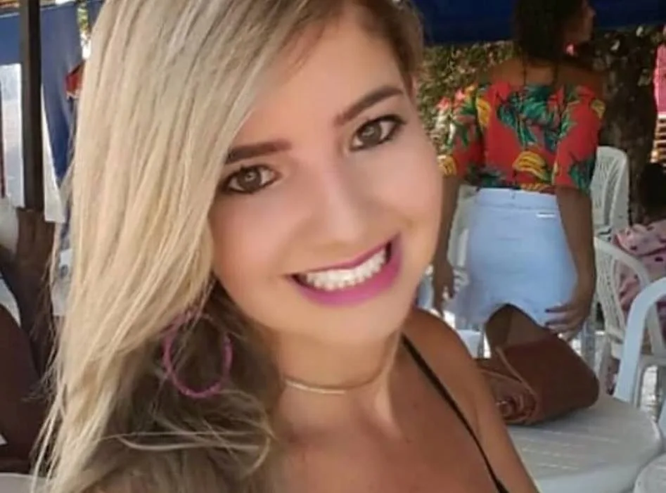 Familiares e amigos se despedem de mulher que morreu em acidente na Rodovia do Sol