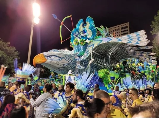 Portela e Unidos do Viradouro levantam plateia na 1ª noite de desfiles no Rio