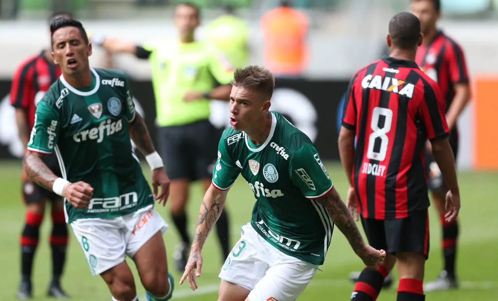 SÃO PAULO, SP – 14.05.2016: PALMEIRAS X ATLÉTICO PR – O jogador Róger Guedes, da SE Palmeiras, comemora seu gol contra a equipe do C Atlético Paranaense, durante partida válida pela primeira rodada, do Campeonato Brasileiro, Série A, na Arena Allianz Parque. (Foto: Cesar Greco / Fotoarena)