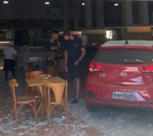 Carro desgovernado bate contra outro veículo e invade mercado na Praia da Costa, em Vila Velha