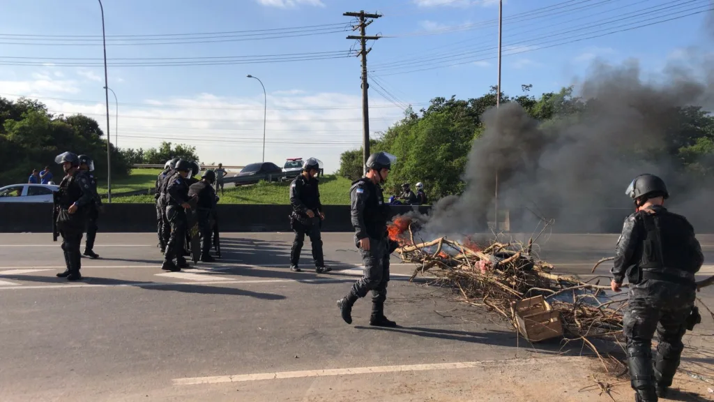 Protesto contra fechamento de Terminal de Itaparica interdita trânsito na Rodosol