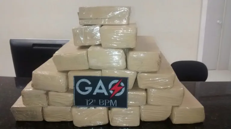 Grupo é detido transportando 30 kg de maconha dentro de táxi em Linhares