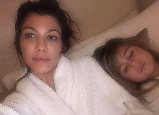 Kourtney Kardashian deixa filha de quatro anos usar piercing e é criticada