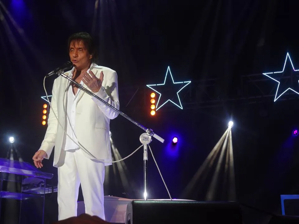 Roberto Carlos se emociona ao cantar ‘Meu Pequeno Cachoeiro’ em sua cidade natal