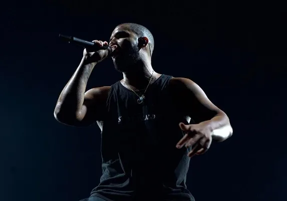 Drake volta a declarar seu amor por Rihanna em show