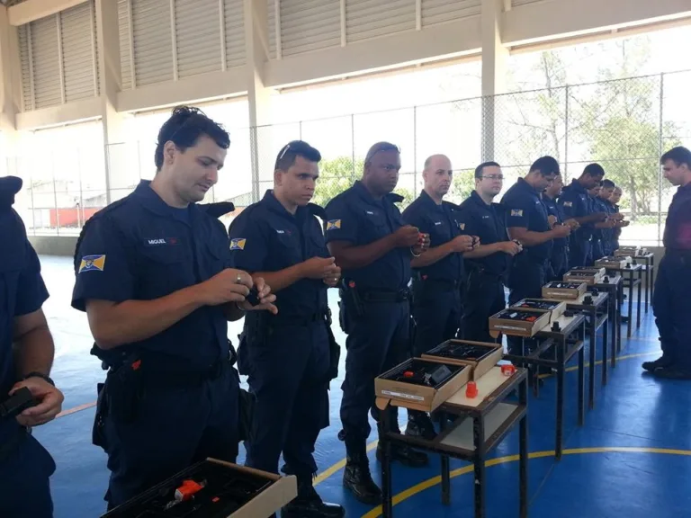 Guardas municipais de Marataízes participam de treinamento com arma de choque