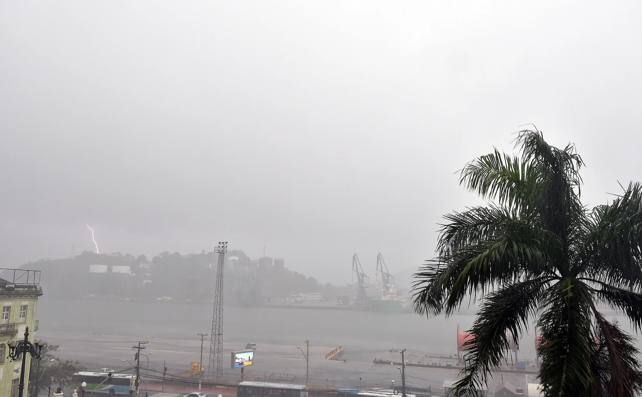 Mês começa com tempo úmido e semana segue com previsão de chuva no ES