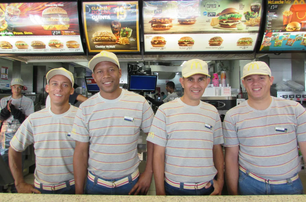 Ex-moradores de rua são contratados por empresa de fast food em Vitória