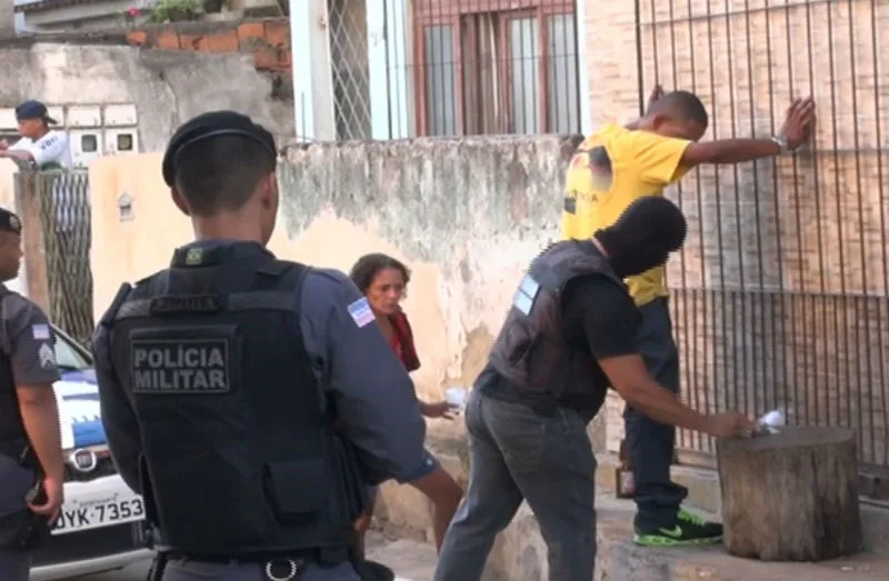 Polícia prende seis pessoas e apreende armas e drogas durante operação no Bairro da Penha