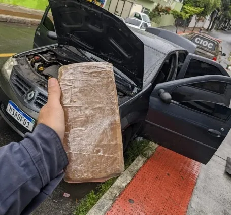 Com ajuda de cão farejador, polícia encontra 1 kg de crack escondido em carro