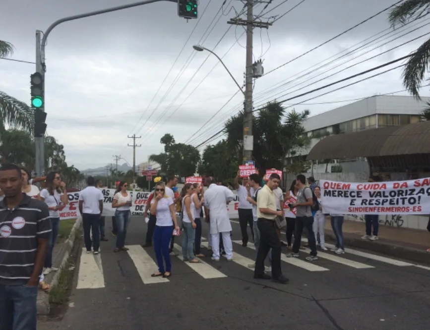 Manifestação de enfermeiros interdita BR 101 e complica o trânsito na Serra