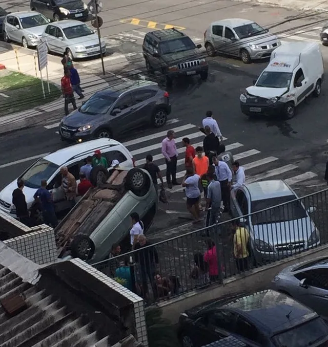 Mulher fica ferida após veículo capotar na Rodovia da Sol
