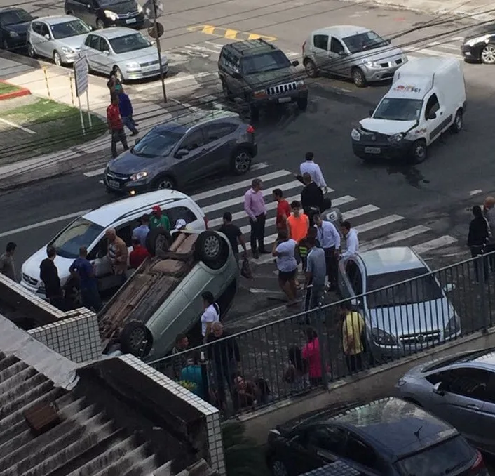 Mulher fica ferida após veículo capotar na Rodovia da Sol