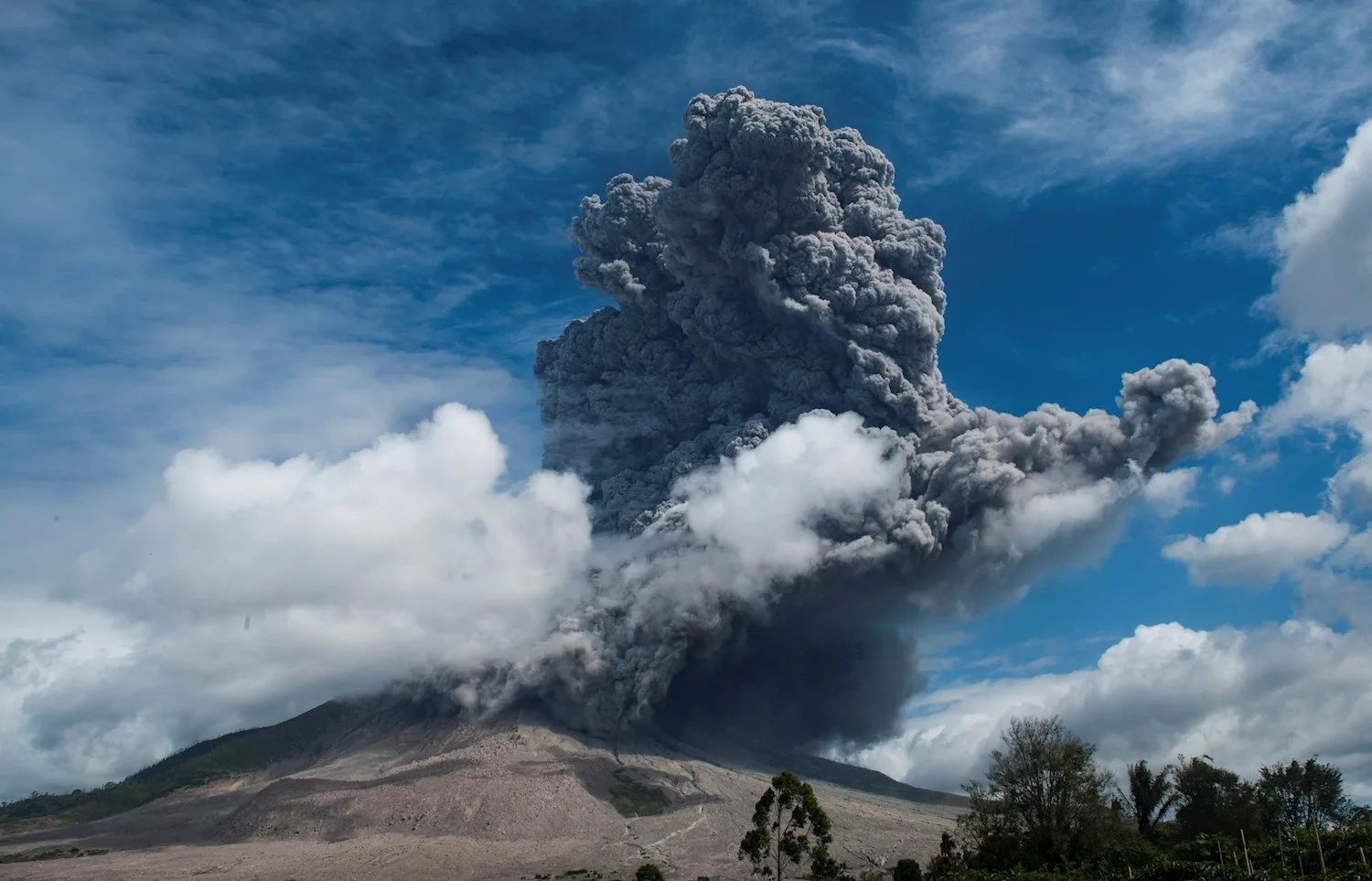 Vulcão na Indonésia entra em erupção pela 2ª vez em 3 dias