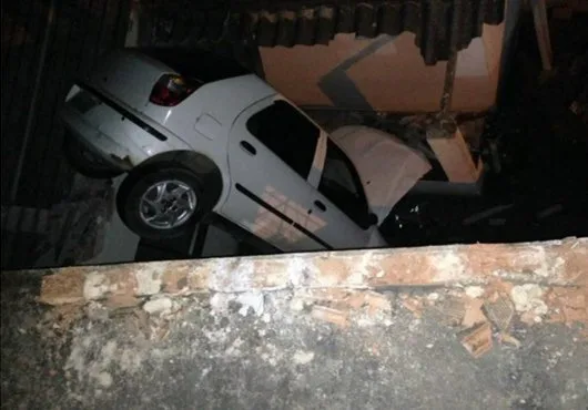 Carro desgovernado cai em cima de casa em Cariacica