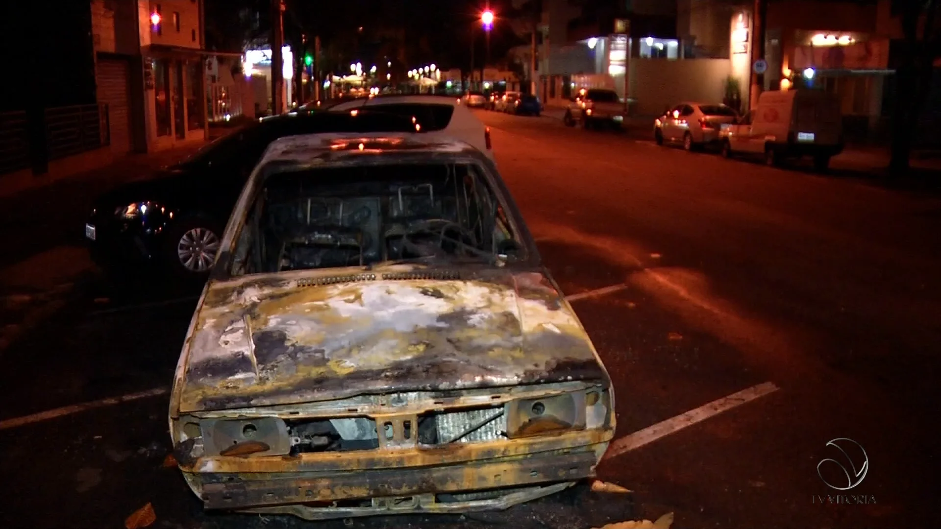 Carro que ocupava vagas de rotativo é incendiado na Praia do Canto