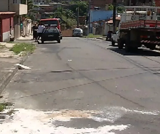Homem suspeito de tráfico é assassinado no meio da rua na Serra