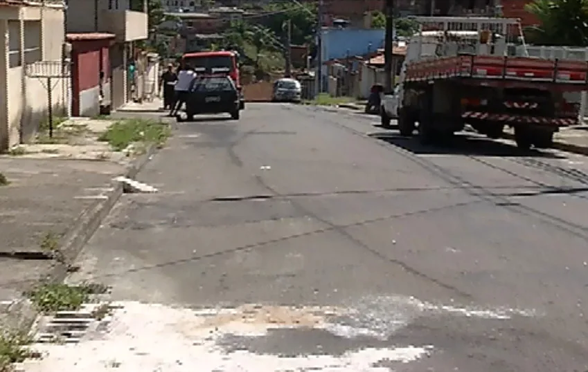 Homem suspeito de tráfico é assassinado no meio da rua na Serra