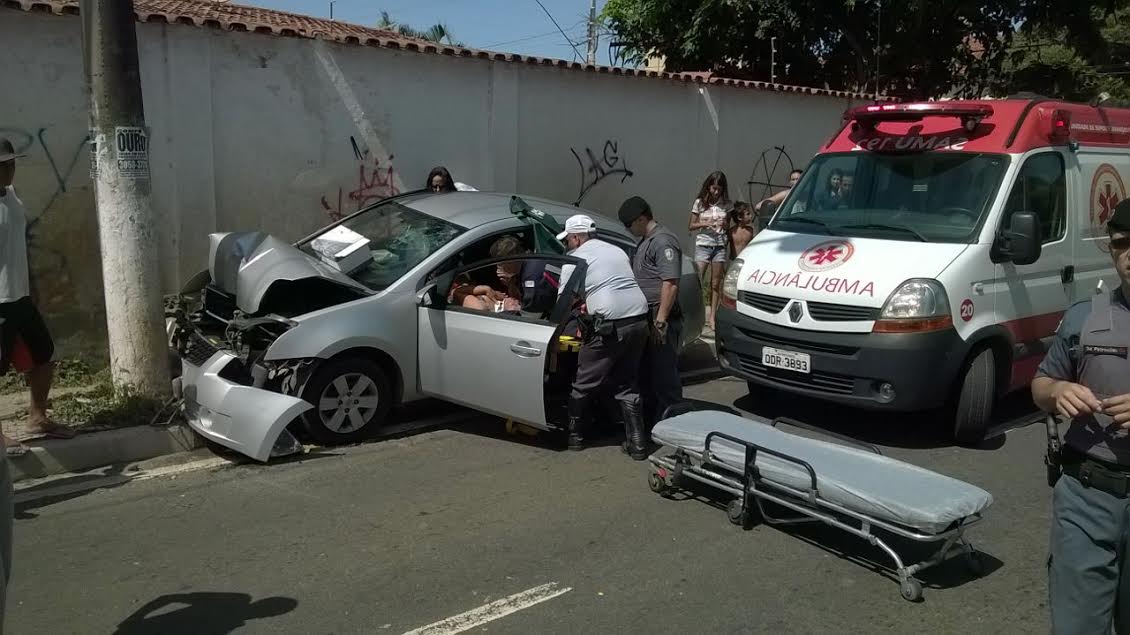 Carro bate em poste e uma pessoa fica ferida em Jacaraípe, na Serra